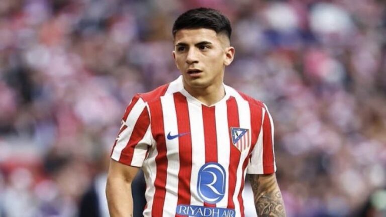 Thiago Almada con gesto pensativo durante un entrenamiento, ante su posible salida del Atlético de Madrid hacia el Benfica.