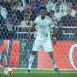 Acción defensiva de Tchouaméni ante Pedri en la final de la Supercopa de España 2026 en Yeda.