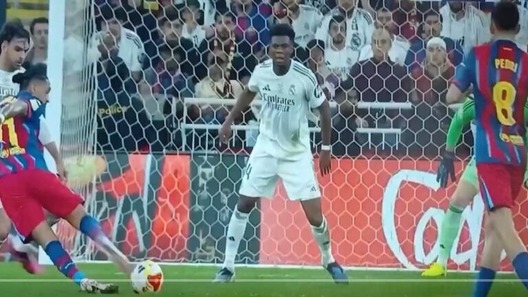 Acción defensiva de Tchouaméni ante Pedri en la final de la Supercopa de España 2026 en Yeda.