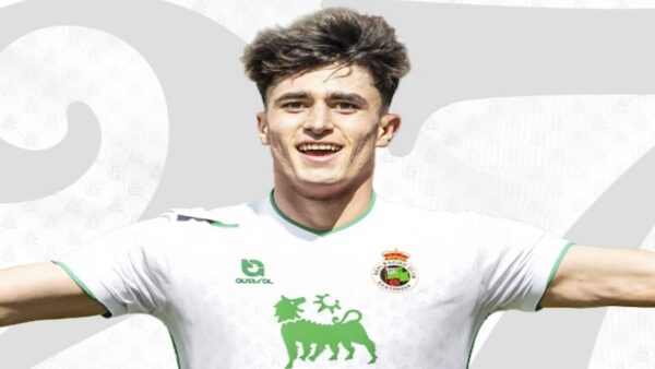 Manex Lozano cabeceando el balón para marcar su primer gol con el Racing de Santander ante el Real Zaragoza