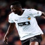 Umar Sadiq conduciendo el balón en un partido con el Valencia CF, destacando su impacto ofensivo
