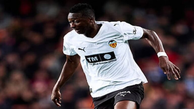 Umar Sadiq conduciendo el balón en un partido con el Valencia CF, destacando su impacto ofensivo