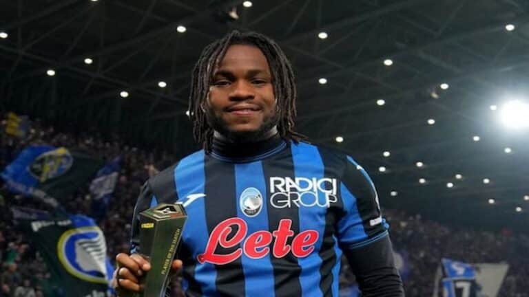 Ademola Lookman celebrando con la Atalanta en la Serie A.