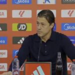 Matías Almeyda, entrenador del Sevilla FC, con gesto serio en la rueda de prensa tras perder contra el Celta