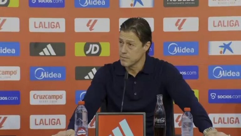 Matías Almeyda, entrenador del Sevilla FC, con gesto serio en la rueda de prensa tras perder contra el Celta