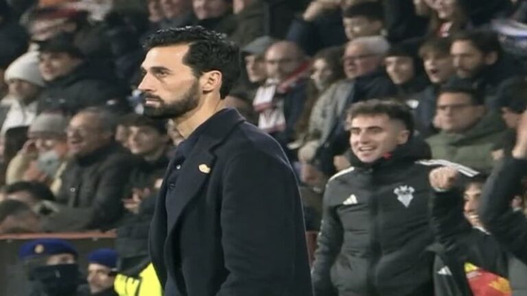 Arbeloa viendo incrédulo la eliminación del Madrid