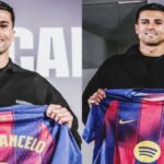 Joao Cancelo posando con la camiseta del FC Barcelona junto a Joan Laporta en su segunda presentación