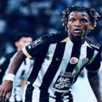 Justin Kalumba en acción con el Angers francés antes de su fichaje por el Real Mallorca