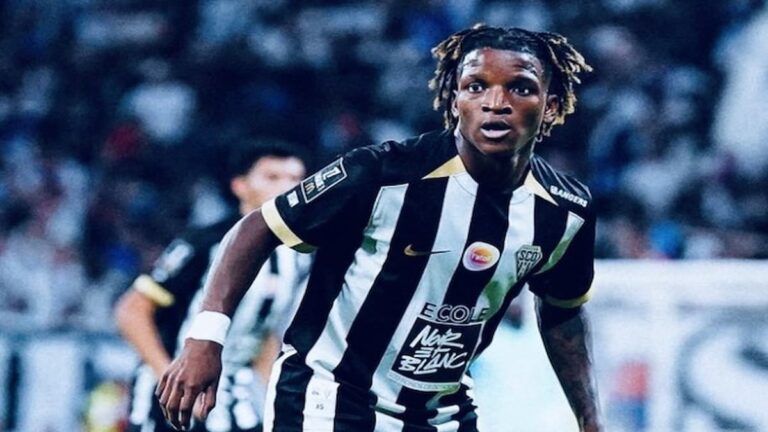 Justin Kalumba en acción con el Angers francés antes de su fichaje por el Real Mallorca