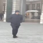 Zinedine Zidane caminando por las calles de París mientras su nombre vuelve a vincularse con el Real Madrid.