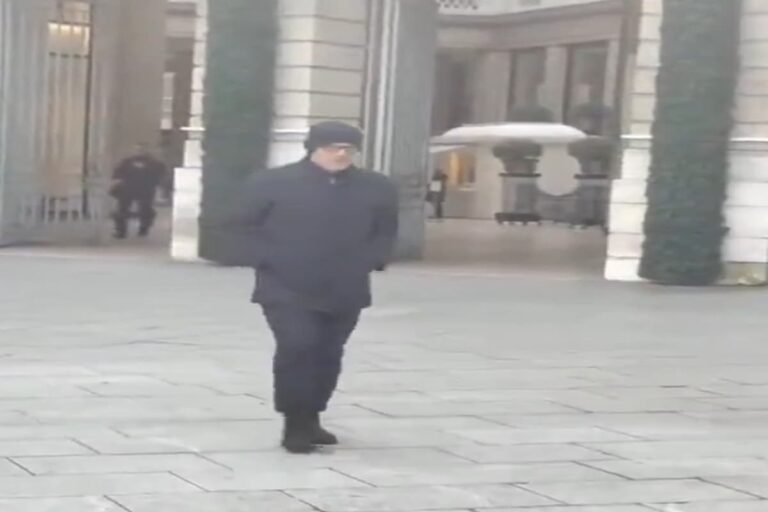 Zinedine Zidane caminando por las calles de París mientras su nombre vuelve a vincularse con el Real Madrid.