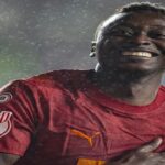 Umar Sadiq sonriendo bajo la lluvia tras marcar con el Valencia CF en el partido de Copa ante el Burgos