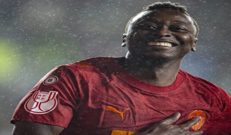 Umar Sadiq sonriendo bajo la lluvia tras marcar con el Valencia CF en el partido de Copa ante el Burgos