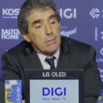 Guillermo Almada, entrenador del Real Oviedo, con gesto serio durante la rueda de prensa en El Sadar