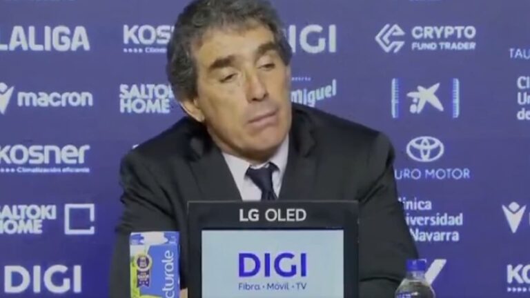 Guillermo Almada, entrenador del Real Oviedo, con gesto serio durante la rueda de prensa en El Sadar