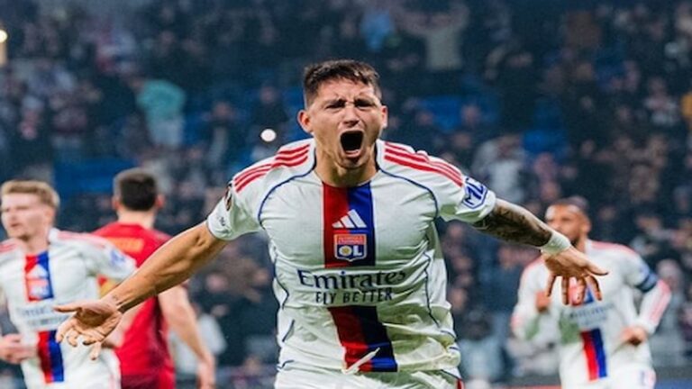 Martín Satriano celebrando un gol con el Olympique de Lyon antes de su fichaje por el Getafe CF