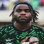 Ademola Lookman con gesto serio y pensativo durante un partido con la Atalanta en la Serie A