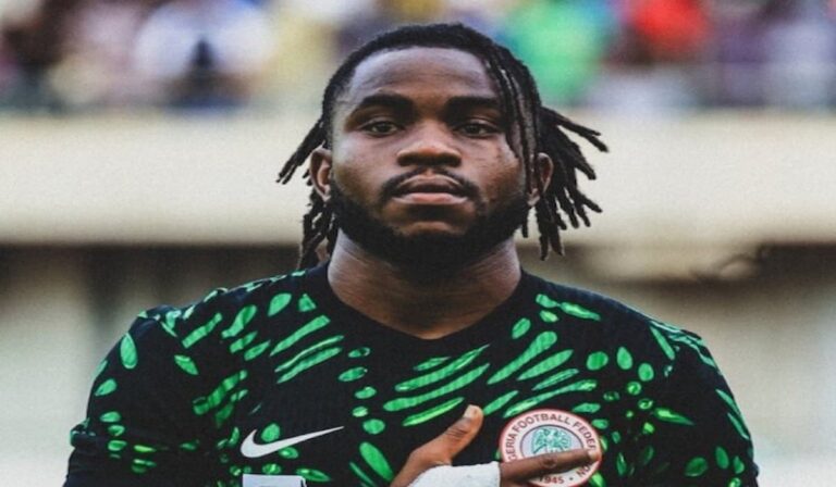 Ademola Lookman con gesto serio y pensativo durante un partido con la Atalanta en la Serie A