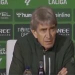 Manuel Pellegrini, entrenador del Real Betis, hablando en rueda de prensa con el panel de patrocinadores Forever Green al fondo.