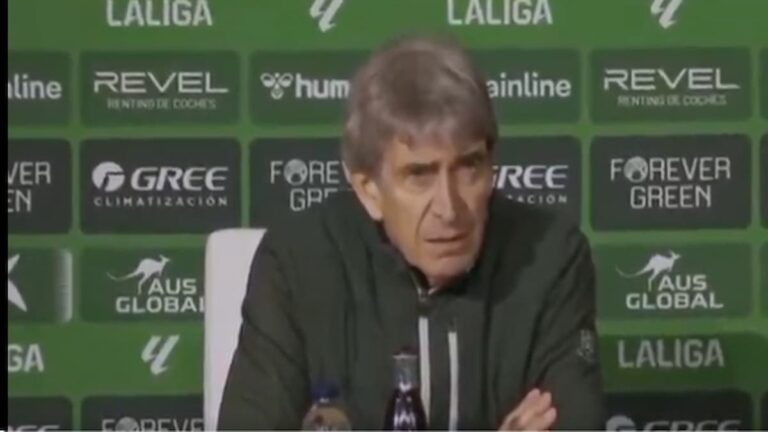 Manuel Pellegrini, entrenador del Real Betis, hablando en rueda de prensa con el panel de patrocinadores Forever Green al fondo.