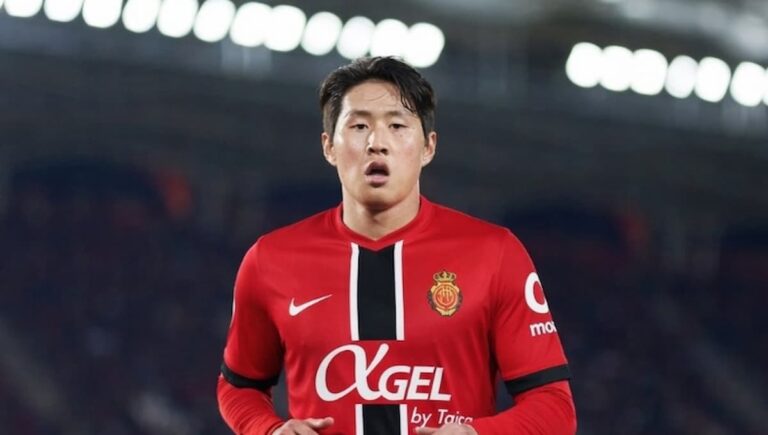 Kang-In Lee con la camiseta del Mallorca durante un partido en Son Moix.