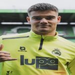 Peio Canales con la sudadera de entrenamiento del Racing de Santander haciendo un gesto con la mano.