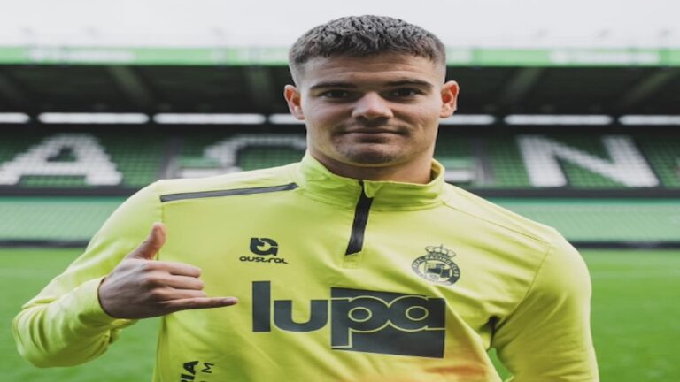 Peio Canales con la sudadera de entrenamiento del Racing de Santander haciendo un gesto con la mano.