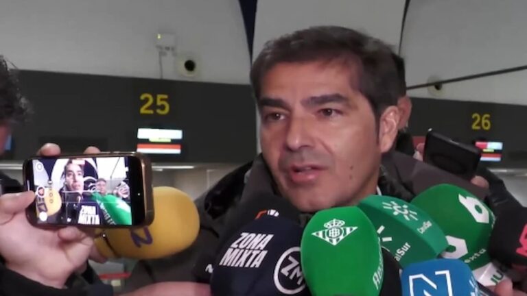 Ángel Haro atendiendo a los medios de comunicación en el aeropuerto de San Pablo