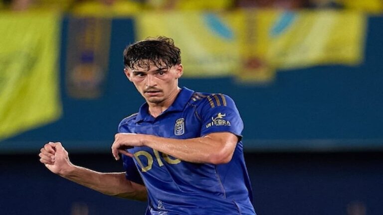 Oier Luengo, central del Real Oviedo, en acción durante un partido.