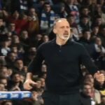 Pellegrino Matarazzo dando instrucciones serias durante un entrenamiento de la Real Sociedad