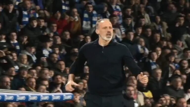 Pellegrino Matarazzo dando instrucciones serias durante un entrenamiento de la Real Sociedad