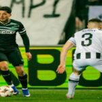 Jugadores del Real Betis con rostro serio tras encajar un gol ante el PAOK en Salónica