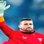 Primer plano del portero Unai Simón saludando durante un calentamiento con el Athletic Club.