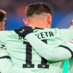 Jugadores del Athletic Club celebrando unidos tras una victoria en competición europea.