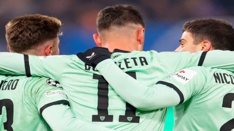 Jugadores del Athletic Club celebrando unidos tras una victoria en competición europea.