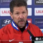 Diego Pablo Simeone gesticulando con seriedad en la rueda de prensa previa al partido contra el Mallorca