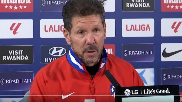 Ademola Lookman escuchando las instrucciones de Diego Pablo Simeone en el entrenamiento del Atlético de Madrid.