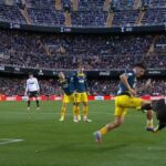 Acción de juego entre el Valencia CF y el RCD Espanyol en un Mestalla abarrotado durante el tiempo de descuento.