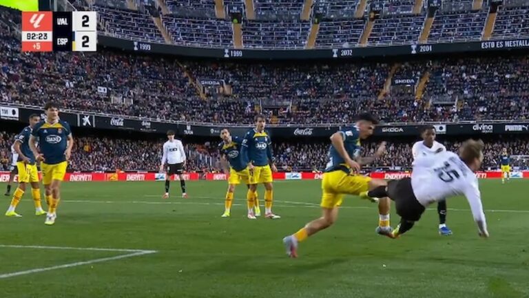 Acción de juego entre el Valencia CF y el RCD Espanyol en un Mestalla abarrotado durante el tiempo de descuento.