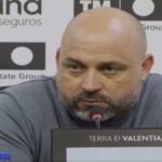 Manolo González, entrenador del RCD Espanyol, con gesto serio y contrariado en la rueda de prensa tras el partido en Mestalla.