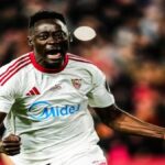 Akor Adams celebrando con rabia su gol de penalti ante el Athletic Club en el Ramón Sánchez-Pizjuán.