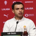 Borja Jiménez, entrenador del Real Sporting de Gijón, analizando la victoria ante el CD Mirandés en rueda de prensa.