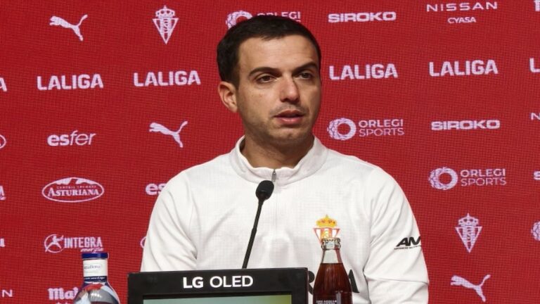 Borja Jiménez, entrenador del Real Sporting de Gijón, analizando la victoria ante el CD Mirandés en rueda de prensa.