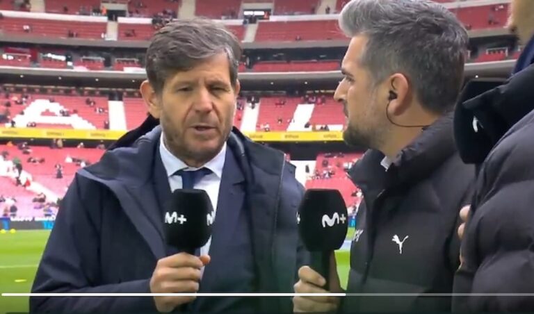 Mateu Alemany atendiendo a los medios de comunicación en el estadio Metropolitano