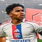 Endrick celebrando un gol con la camiseta del Olympique de Lyon tras su cesión por el Real Madrid.