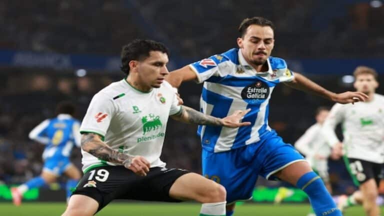 Duelo por el balón entre un jugador del Racing de Santander y el Deportivo de La Coruña en Riazor