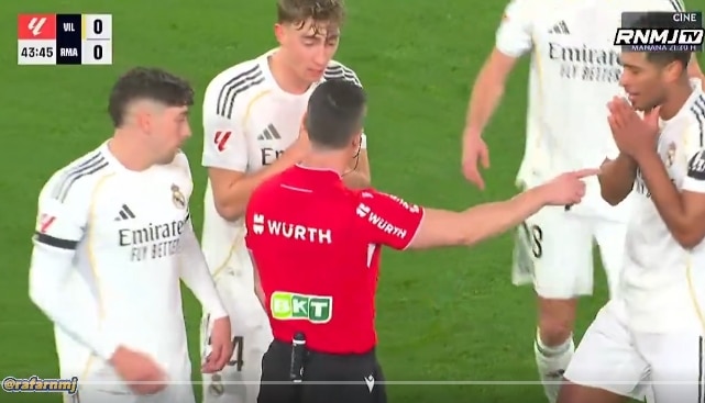 César Soto Grado gesticula ante los jugadores del Real Madrid durante el partido contra el Villarreal CF.