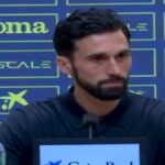 Álvaro Arbeloa, entrenador del Real Madrid CF, analizando la victoria ante el Villarreal en el Estadio de la Cerámica.