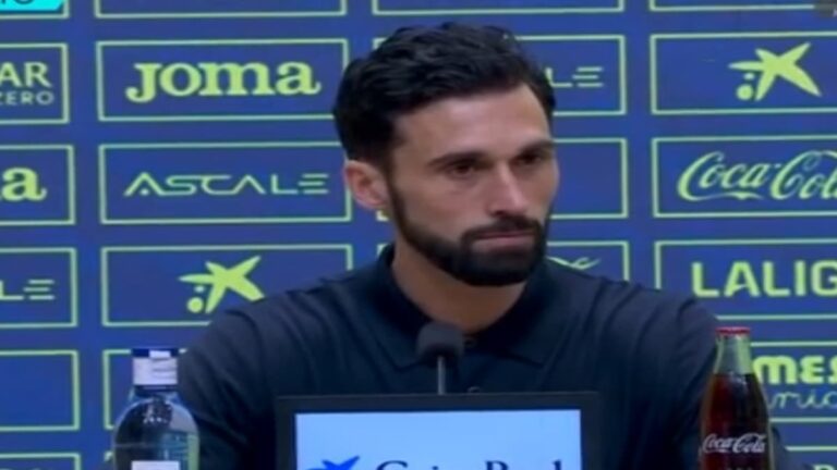 Álvaro Arbeloa, entrenador del Real Madrid CF, analizando la victoria ante el Villarreal en el Estadio de la Cerámica.