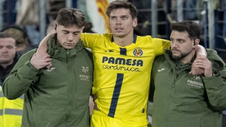 Juan Foyth ayudado por los servicios médicos tras lesionarse en el partido contra el Real Madrid.